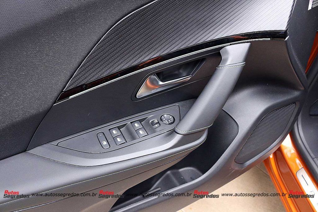 comandos vidros elétricos do novo Peugeot e-2008 GT 2023
