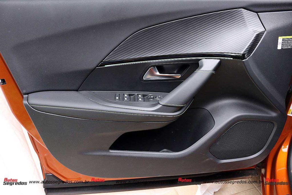 forro de porta dianteiro esquerdo do novo Peugeot e-2008 GT 2023