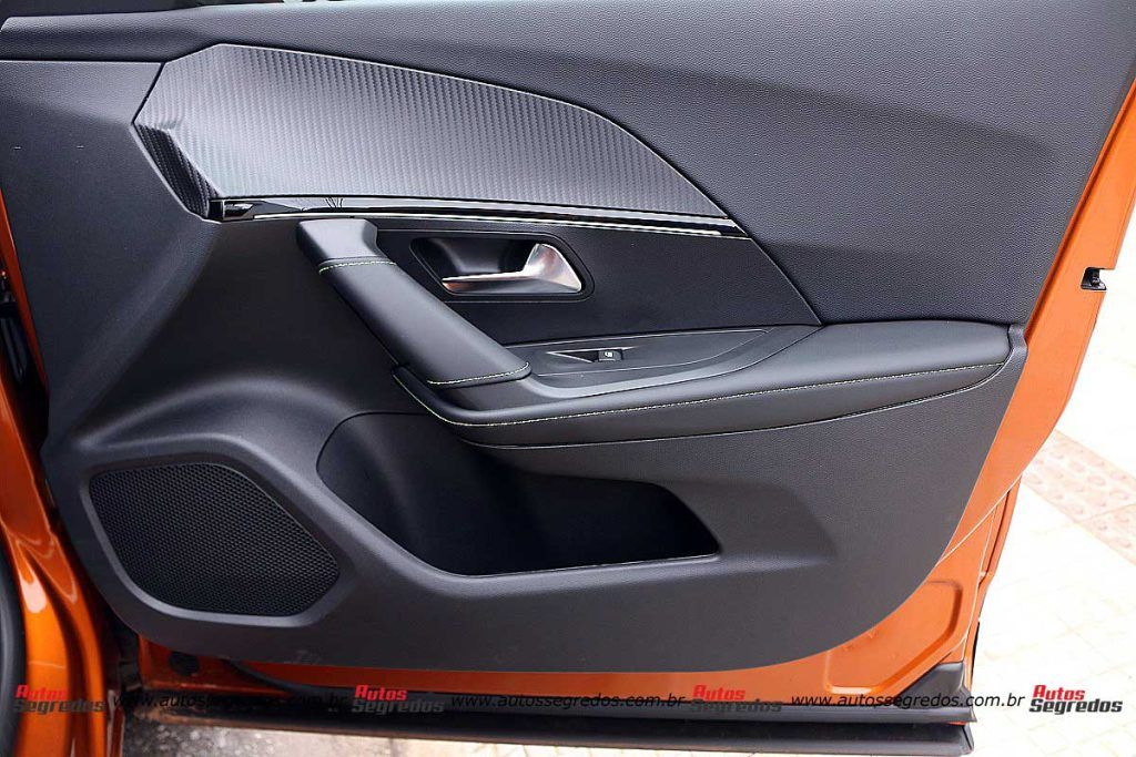forro de porta dianteiro direito do Peugeot e-2008 GT 2023