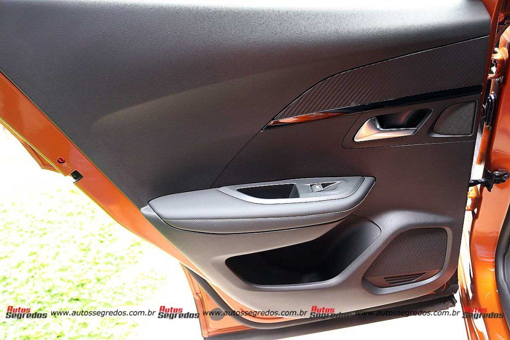 forro de porta traseiro esquerdo do novo Peugeot e-2008 GT 2023