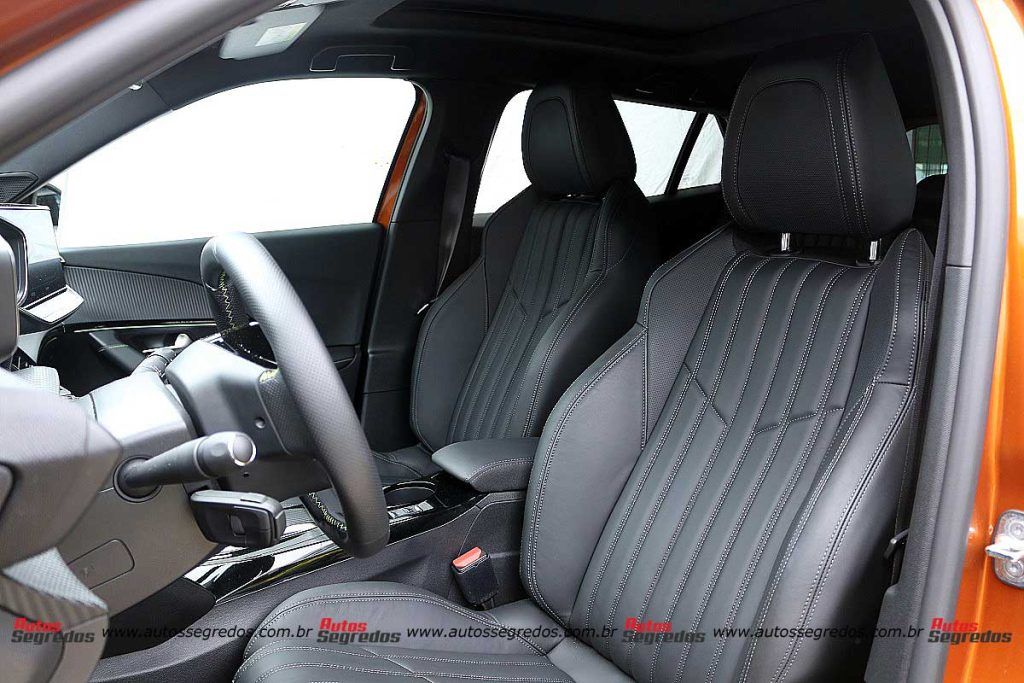 bancos dianteiros do novo Peugeot e-2008 GT 2023