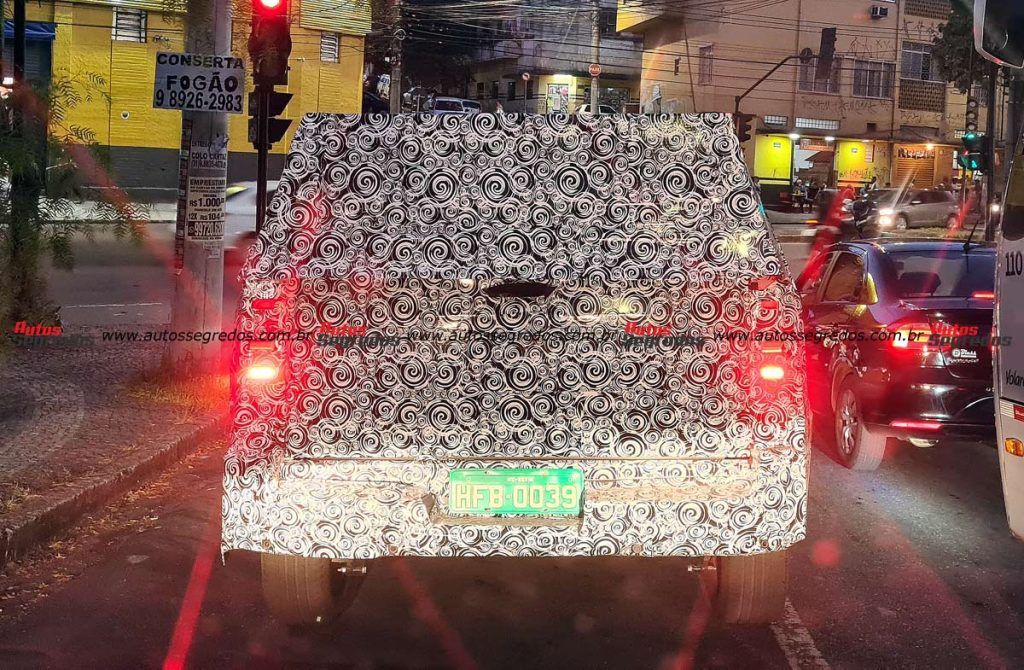 Flagra prototipo da Ram 1200 em testes por Belo Horizonte
