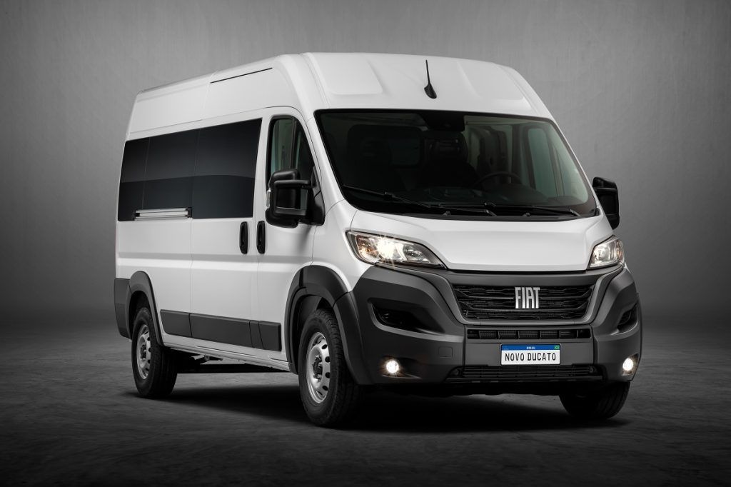 Fiat Ducato Multi 2023 de frente na cor branca