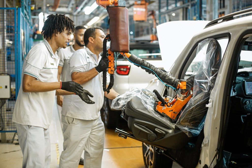 Marlos Ney Vidal montando o milionésimo Jeep feito em Pernambuco