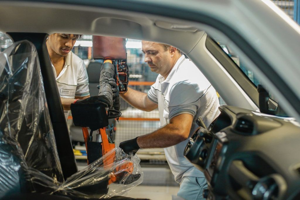 Marlos Ney Vidal montando o milionésimo Jeep feito em Pernambuco