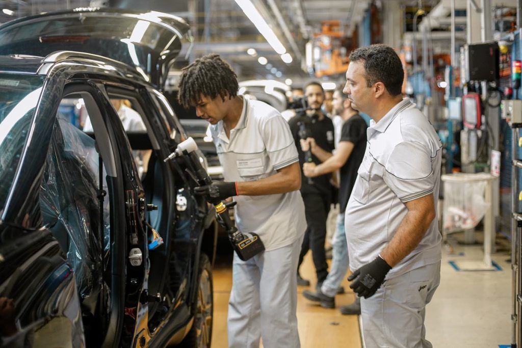 Marlos Ney Vidal montando o milionésimo Jeep feito em Pernambuco