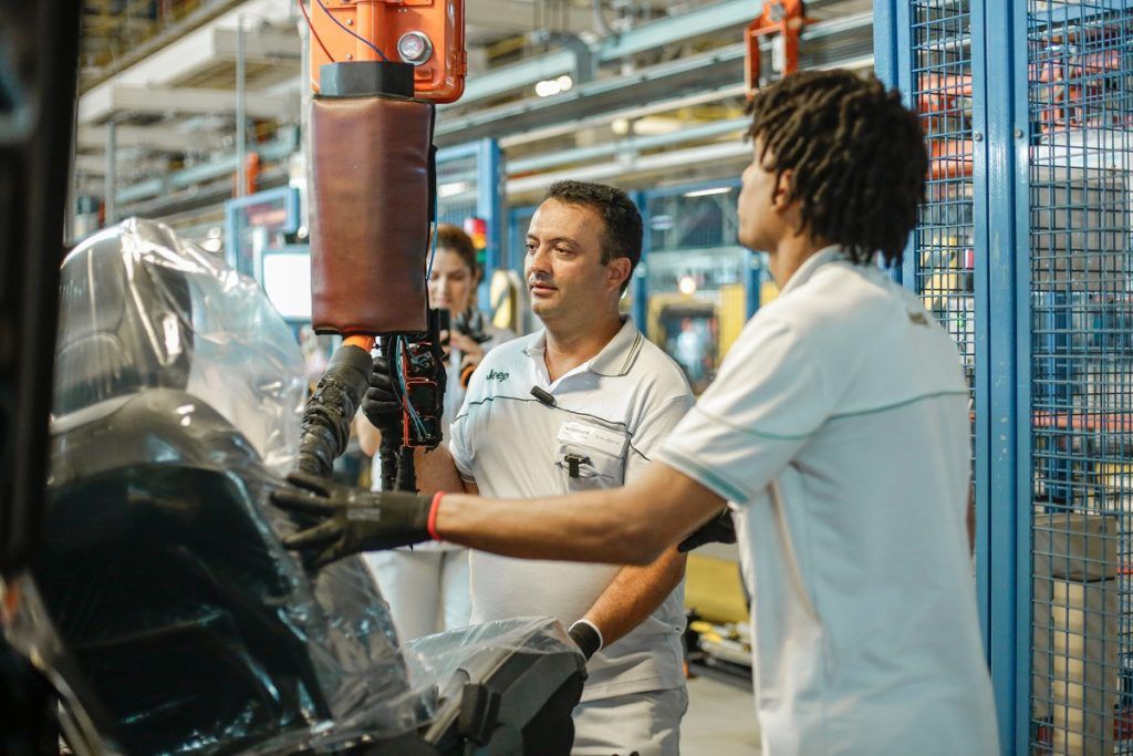 Marlos Ney Vidal montando o milionésimo Jeep feito em Pernambuco