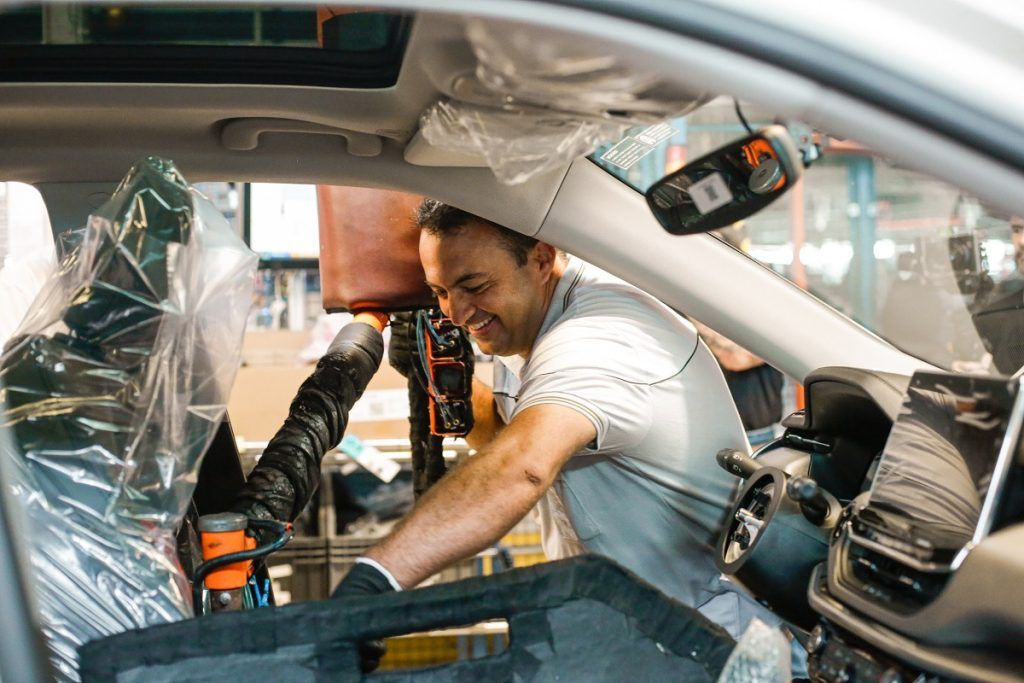 Marlos Ney Vidal montando o milionésimo Jeep feito em Pernambuco