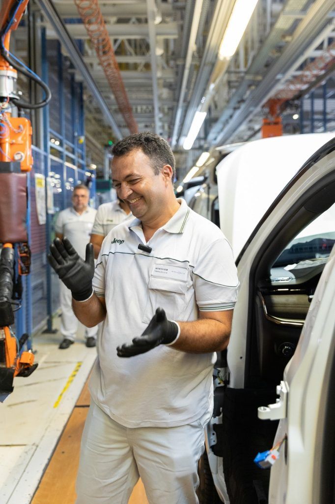 Marlos Ney Vidal montando o milionésimo Jeep feito em Pernambuco