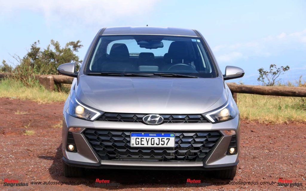 Hyundai HB20 Platinum Plus 2023 na cor Cinza Silk de frente