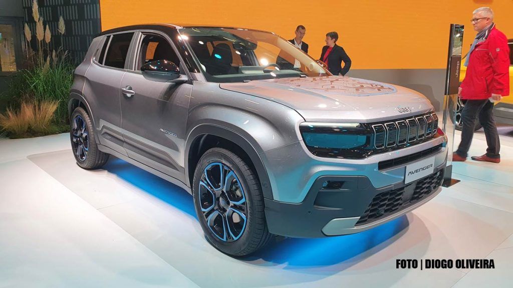 Jeep Avenger de frente na cor cinza