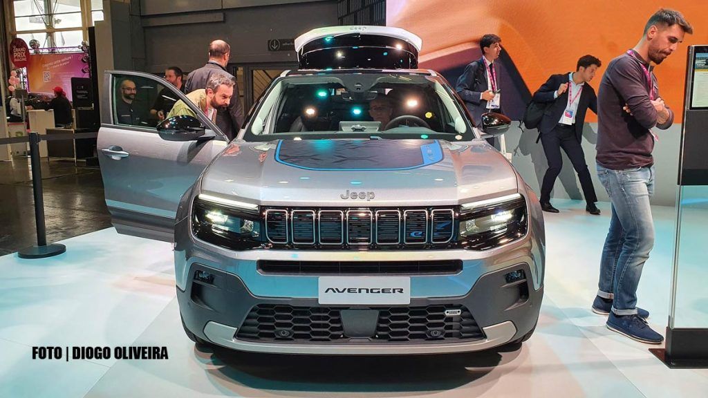 Jeep Avenger de frente na cor cinza