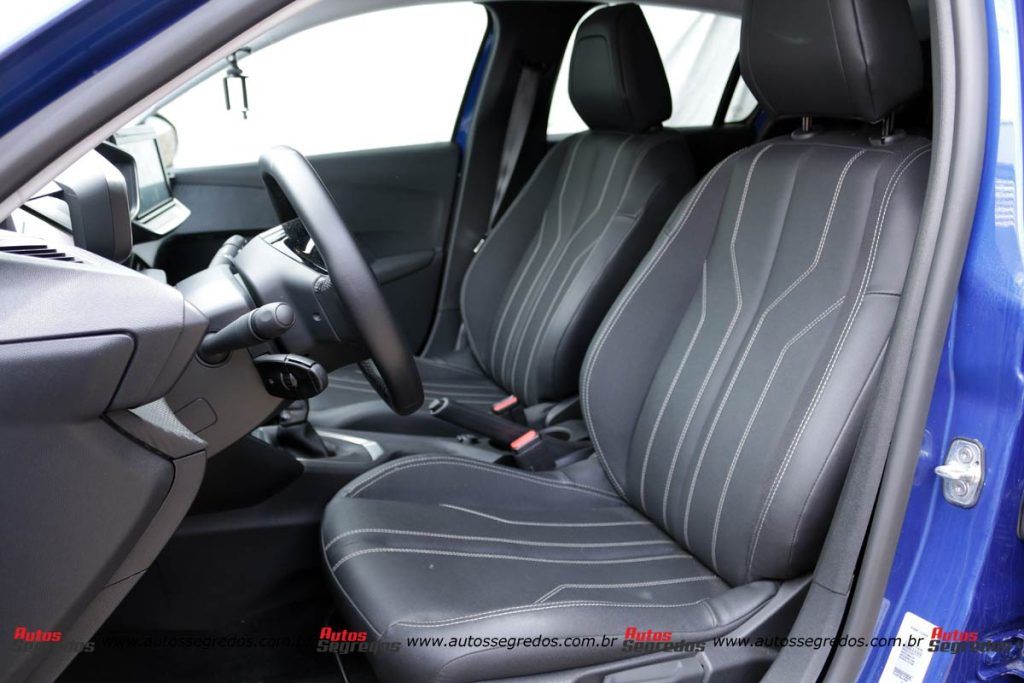bancos dianteiros do Peugeot 208 Griffe 2023