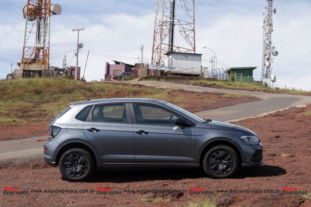 Volkswagen Polo Track 2023 na cor Cinza Platinum de lado