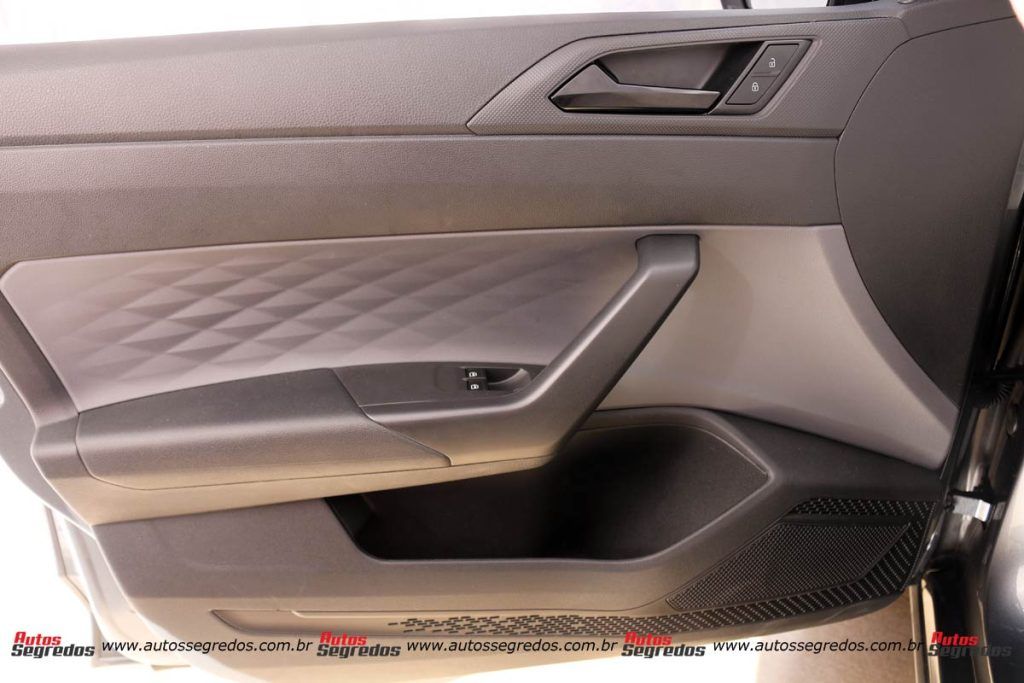 Forro de porta dianteiro direito do Volkswagen Polo Track 2023