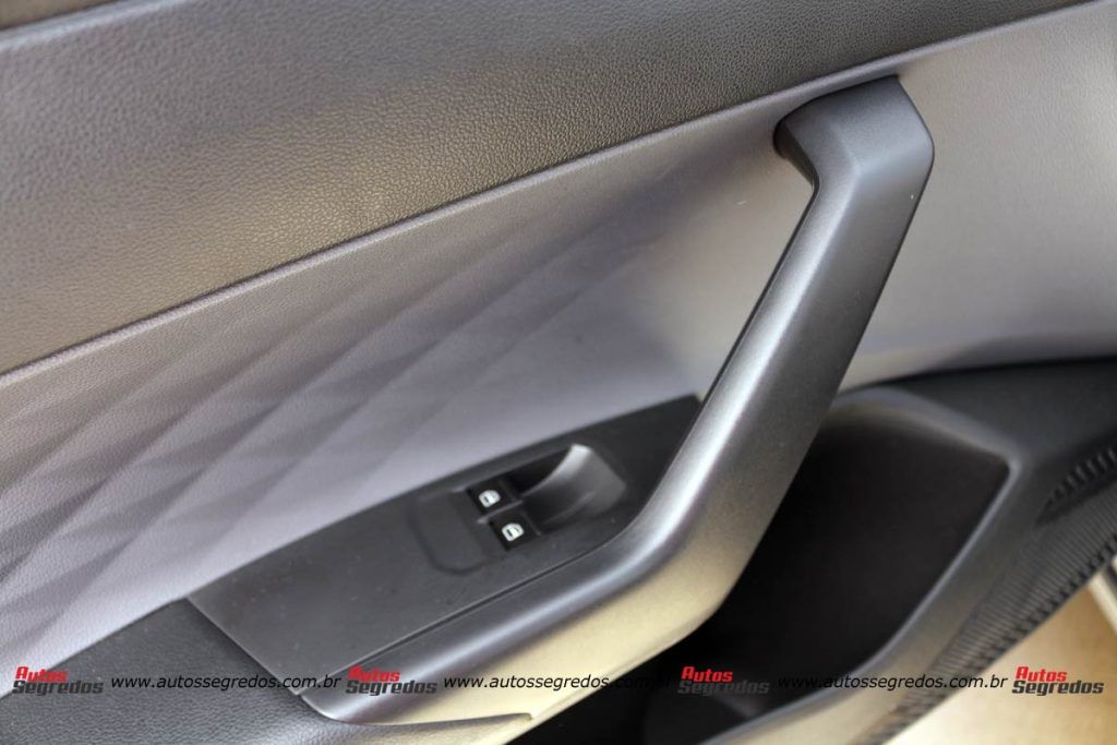 comando dos vidros elétricos dianteiros do Volkswagen Polo Track 2023