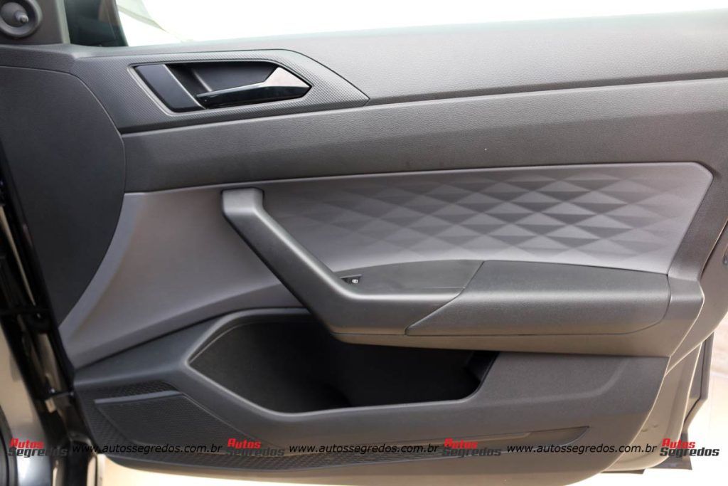 Forro de porta dianteiro esquerdo do Volkswagen Polo Track 2023