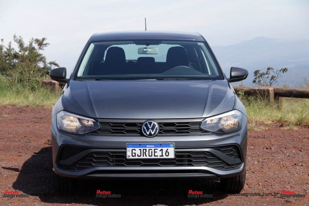 Volkswagen Polo Track 2023 na cor Cinza Platinum de frente
