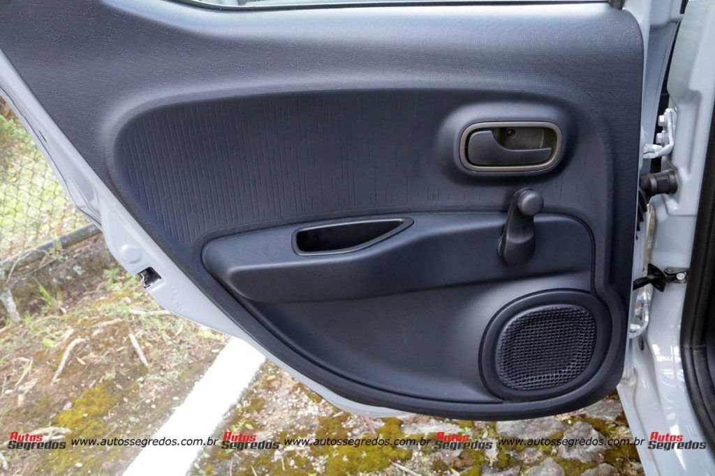 forro de porta traseiro esquerdo do Fiat Mobi Trekking 2023
