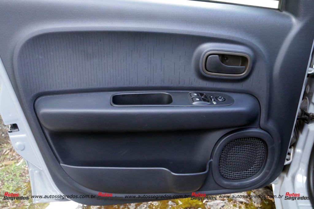 forro de porta dianteiro direito do Fiat Mobi Trekking 2023