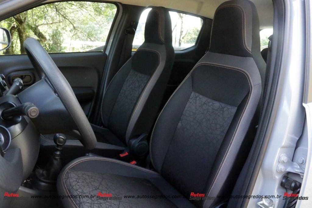 bancos dianteiros do Fiat Mobi Trekking 2023