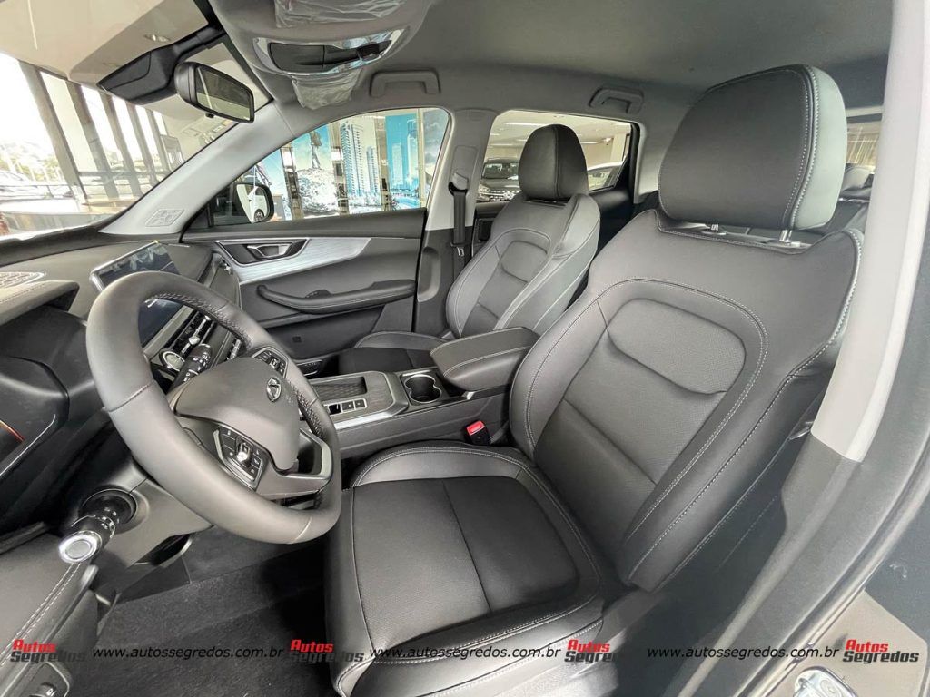 bancos dianteiros do CAOA Chery Tiggo 5X Sport