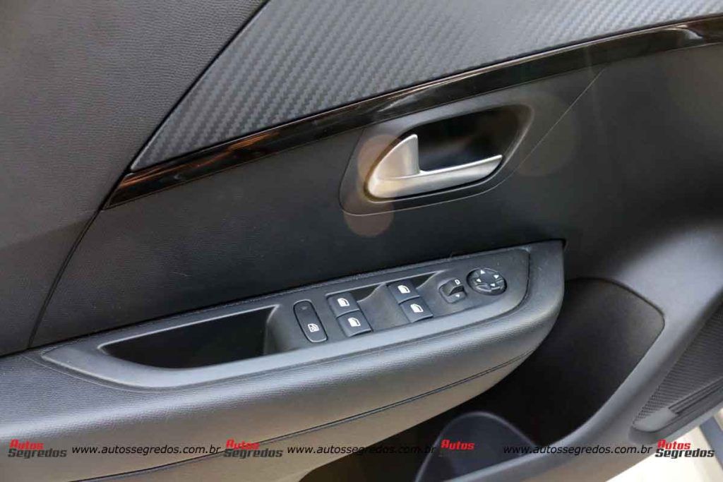 comandos dos vidros elétricos do Peugeot 208 Style