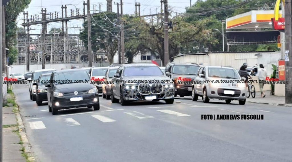 Flagra BMW i7 rodando no Brasil