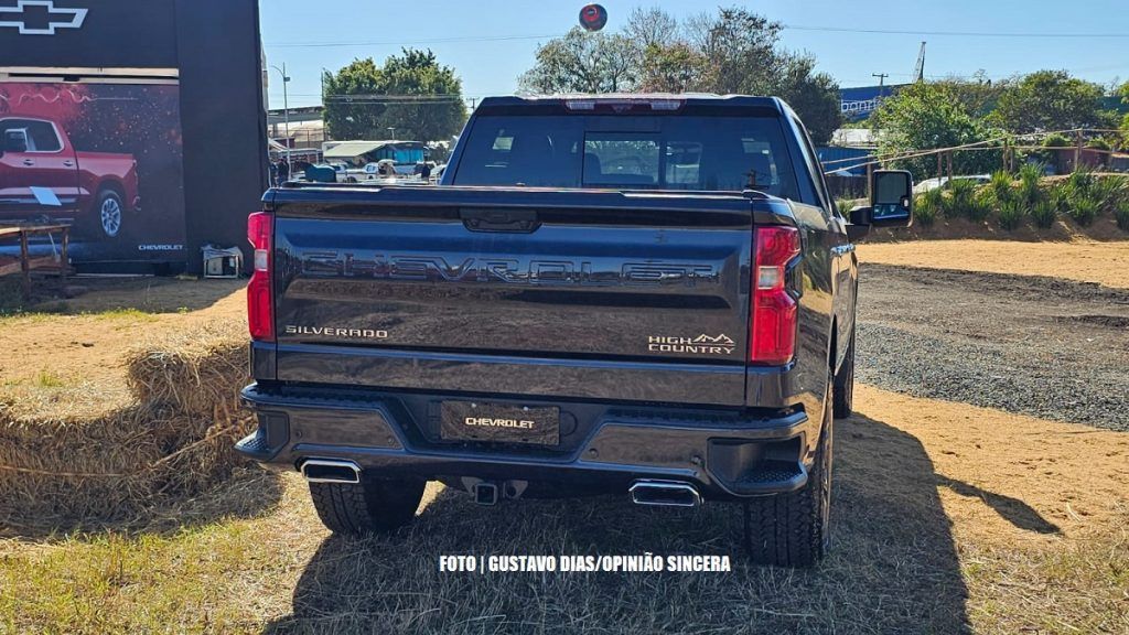 Chevrolet Silverado High Country V8 de traseira na cor preta