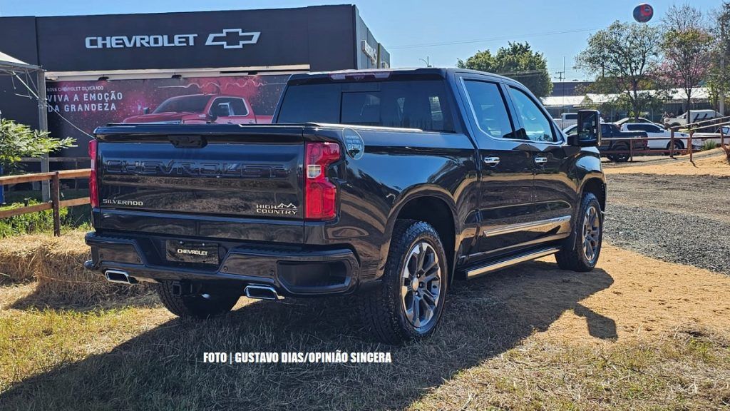 Chevrolet Silverado High Country V8 de traseira na cor preta
