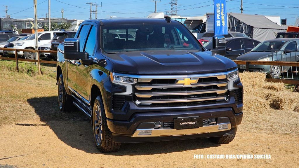 Chevrolet Silverado High Country V8 de frente na cor preta