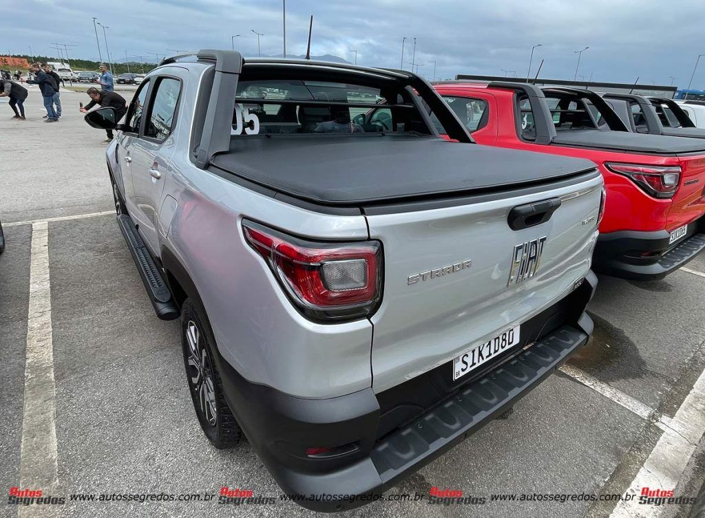Fiat Strada Ranch Turbo 200 de traseira na cor Prata Bari