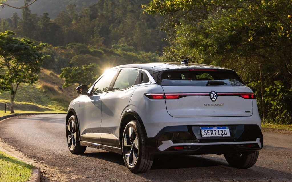 Renault Megane E-Tech de traseira na cor cinza com teto em preto