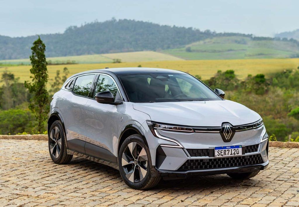 Renault Megane E-Tech de frente na cor cinza com teto em preto