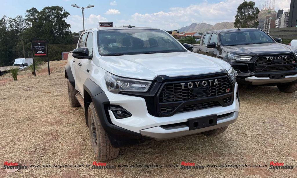 Toyota Hilux GR Sport 2024 de frente na cor branca