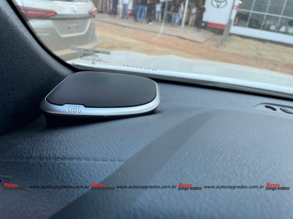 sistema de som da JBL da Toyota Hilux GR Sport 2024