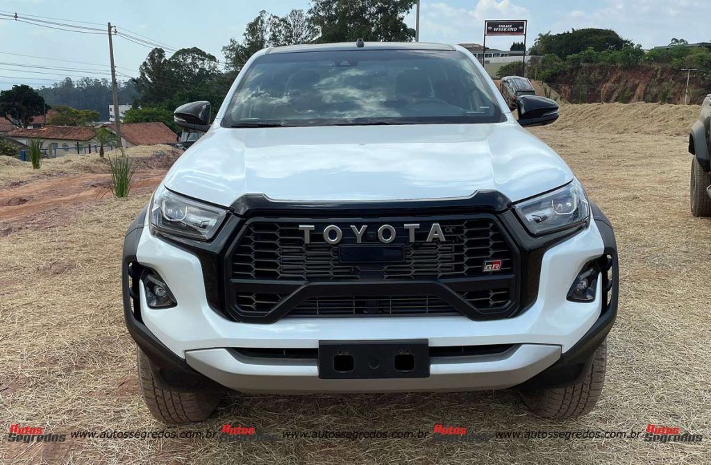 Toyota Hilux GR Sport 2024 de frente na cor branca