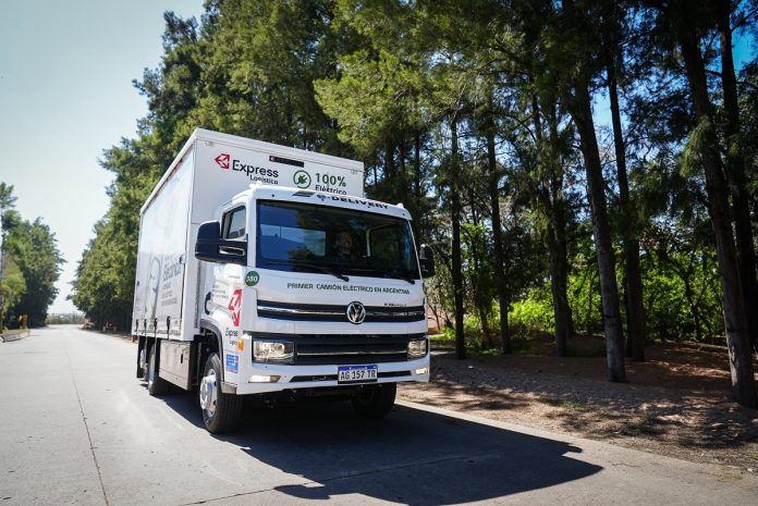 O e-Delivery é o primeiro caminhão elétrico a ser entregue pela Volkswagen Caminhões e Ônibus (VWCO) na Argentina. O modelo foi adquirido pela Express Logística, operadora logística da Cervecería y Maltería Quilmes.