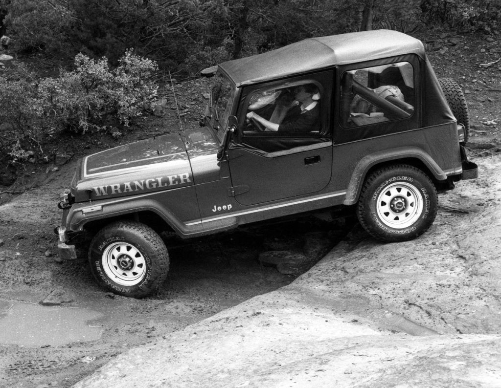 Jeep Wrangler 1987 duas portas em destaque