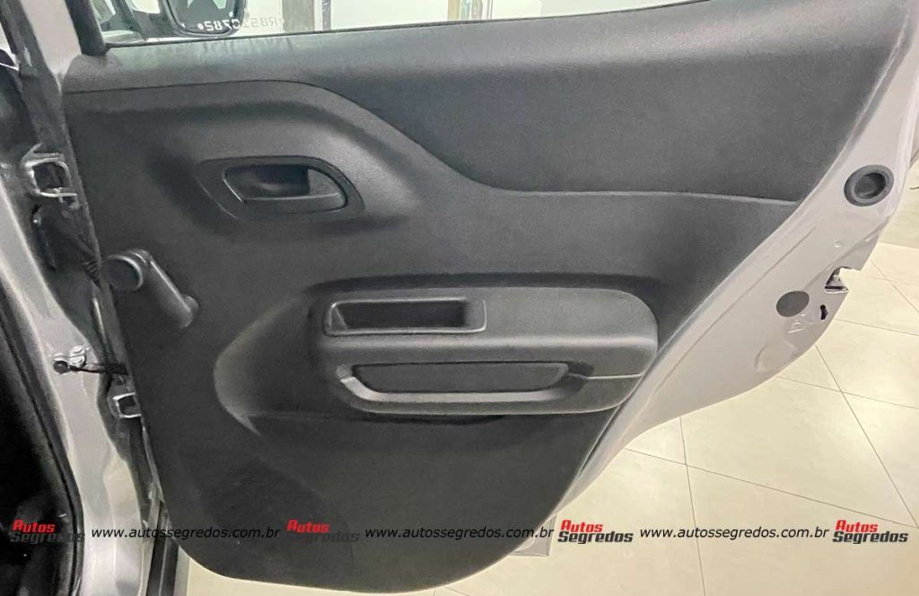 forro de porta traseiro direito do Citroën C3 1.0 Live 2024