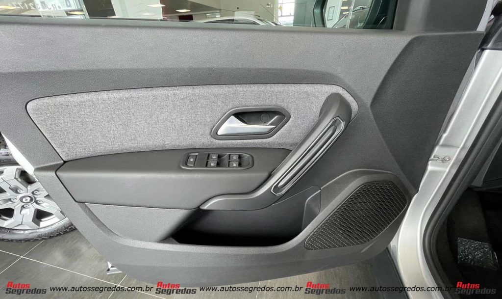 forro de porta dianteiro esquerdo do Renault Duster Intense Plus 1.6.CVT 2024