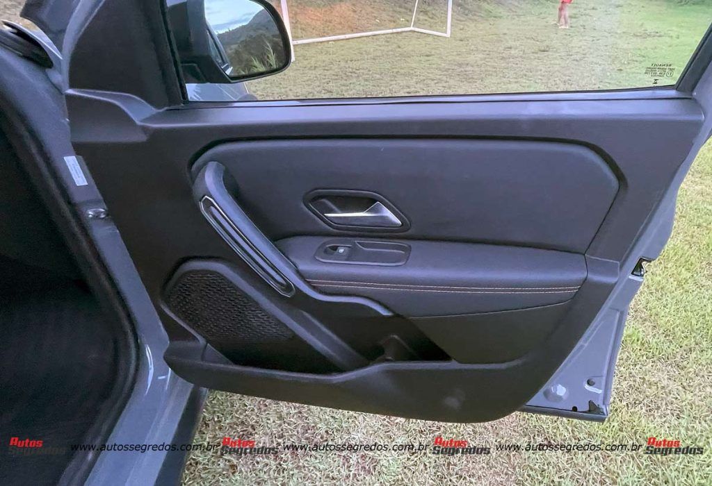 forro de porta dianteiro direito da Renault Oroch Outsider 2024