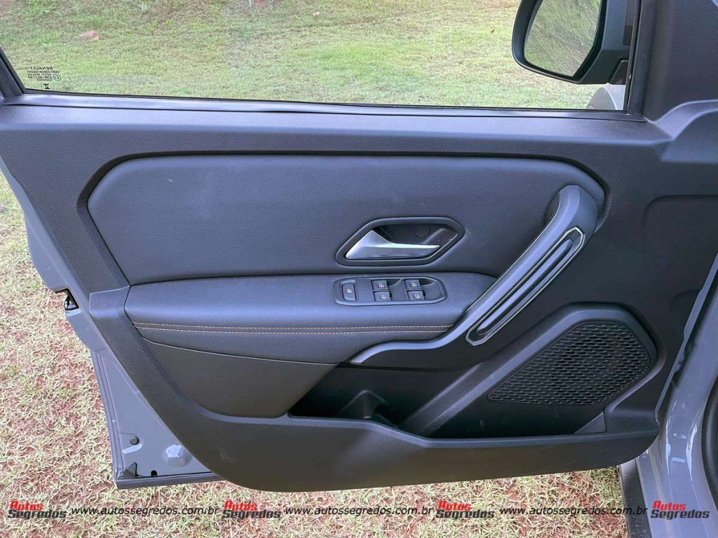 forro de porta dianteiro esquerdo da Renault Oroch Outsider 2024