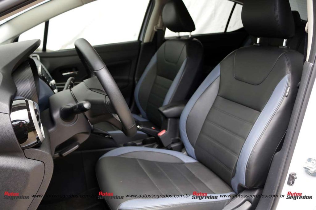 bancos dianteiros do Nissan Versa Exclusive 2024