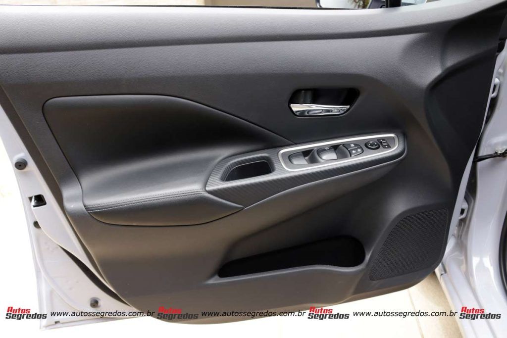 Forro de porta dianteiro esquerdo do Nissan Versa Exclusive 2024