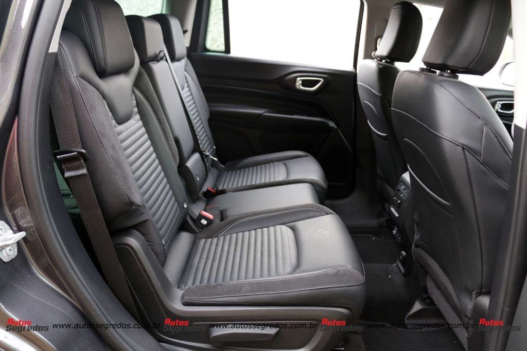 banco traseiro do Jeep Commander Longitude T270 2024
