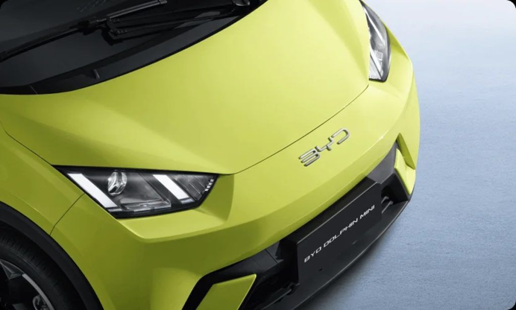 BYD Dolphin Mini de frente na cor verde
