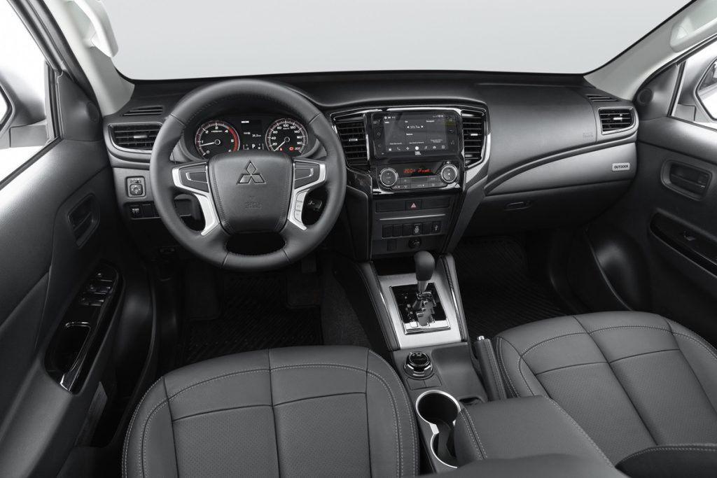 painel da Mitsubishi L200 Triton Sport Outdoor GLS 2025