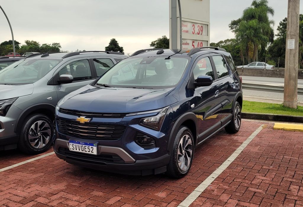 Novo Chevrolet Spin Premier 2025 de frente na cor Azul Boreal