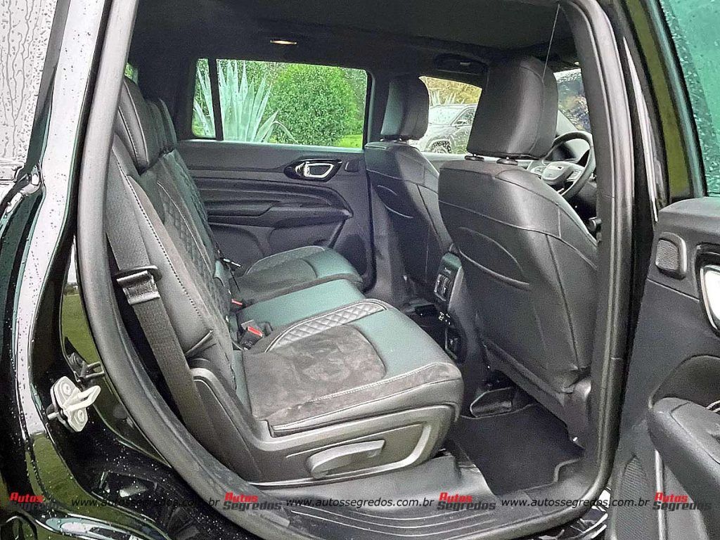 banco traseiro do Jeep Commander BlackHawk 2025